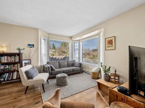 3323A Seventh St, Cumberland, BC - Indoor Photo Showing Living Room