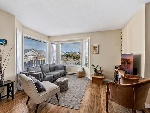 3323A Seventh St, Cumberland, BC - Indoor Photo Showing Living Room