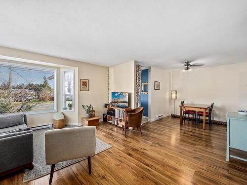 3323A Seventh St, Cumberland, BC - Indoor Photo Showing Living Room