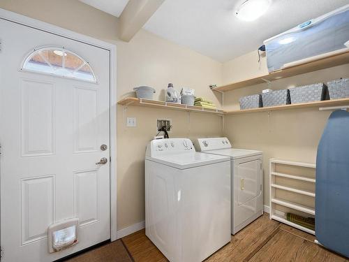 3323A Seventh St, Cumberland, BC - Indoor Photo Showing Laundry Room