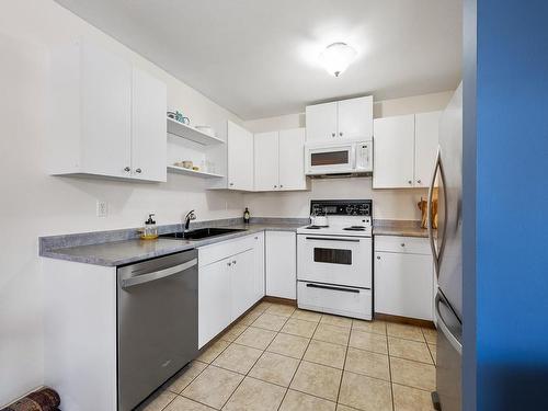 3323A Seventh St, Cumberland, BC - Indoor Photo Showing Kitchen