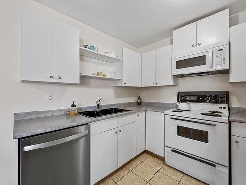 3323A Seventh St, Cumberland, BC - Indoor Photo Showing Kitchen