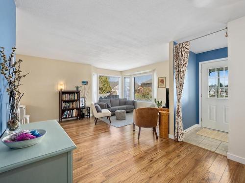 3323A Seventh St, Cumberland, BC - Indoor Photo Showing Living Room