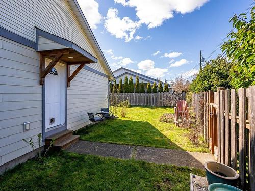 3323A Seventh St, Cumberland, BC - Outdoor With Exterior