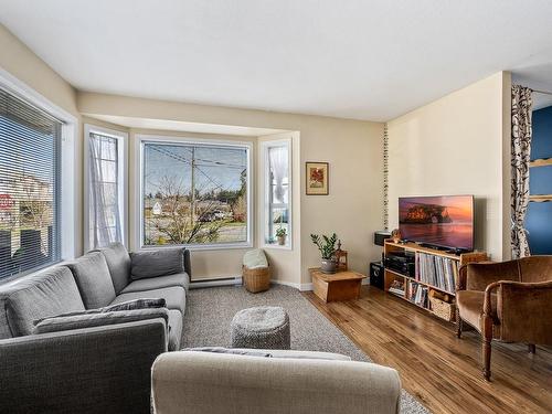 3323A Seventh St, Cumberland, BC - Indoor Photo Showing Living Room