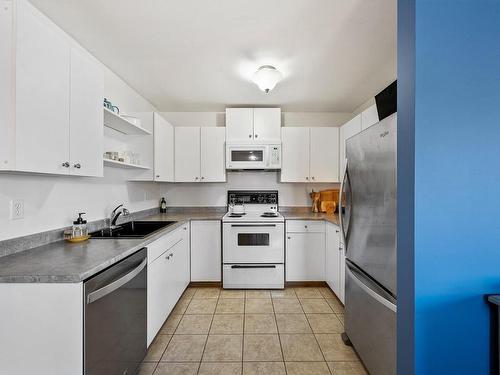 3323A Seventh St, Cumberland, BC - Indoor Photo Showing Kitchen