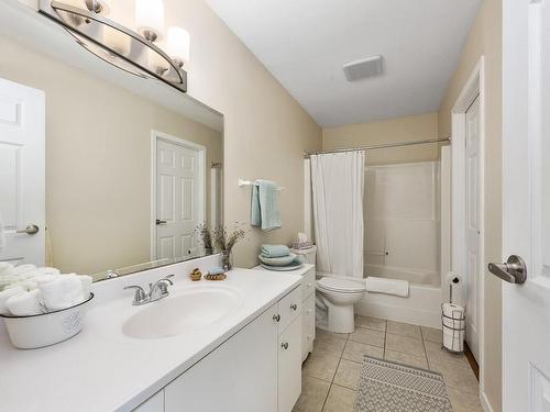 3323A Seventh St, Cumberland, BC - Indoor Photo Showing Bathroom