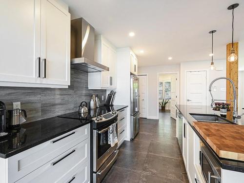 Kitchen - 1884 Rue Quoibion, Sainte-Anne-De-Sabrevois, QC - Indoor Photo Showing Kitchen With Double Sink With Upgraded Kitchen