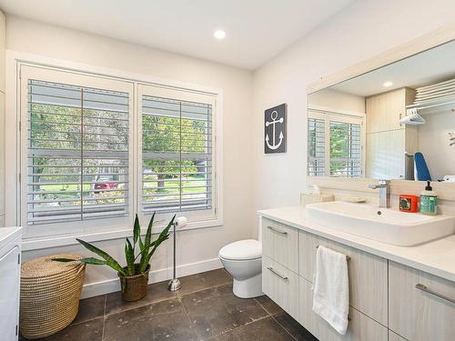 Powder room - 1884 Rue Quoibion, Sainte-Anne-De-Sabrevois, QC - Indoor Photo Showing Bathroom