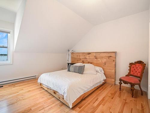 Bedroom - 1884 Rue Quoibion, Sainte-Anne-De-Sabrevois, QC - Indoor Photo Showing Bedroom