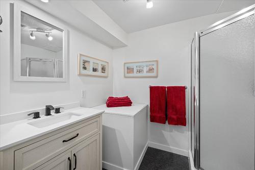 357 Holbrook Road, Kelowna, BC - Indoor Photo Showing Bathroom