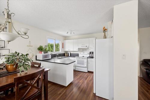 357 Holbrook Road, Kelowna, BC - Indoor Photo Showing Kitchen