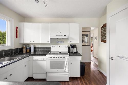 357 Holbrook Road, Kelowna, BC - Indoor Photo Showing Kitchen