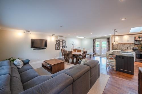 5545 Sawmill Road, Oliver, BC - Indoor Photo Showing Living Room