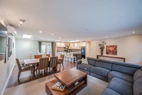 5545 Sawmill Road, Oliver, BC - Indoor Photo Showing Living Room