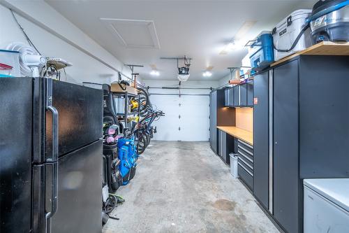 5545 Sawmill Road, Oliver, BC - Indoor Photo Showing Garage