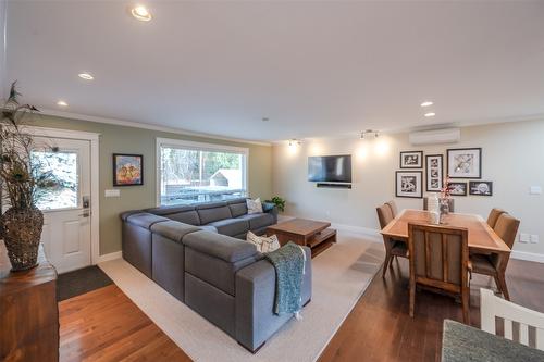 5545 Sawmill Road, Oliver, BC - Indoor Photo Showing Living Room