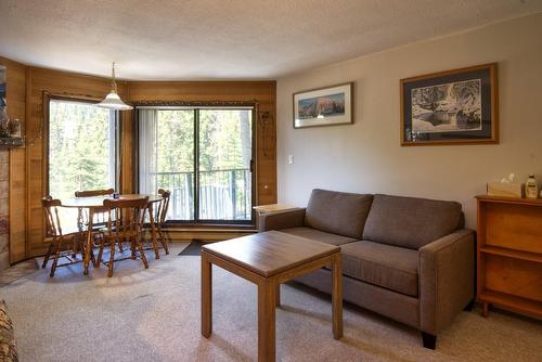 105-1191 Apex Mountain Road, Penticton, BC - Indoor Photo Showing Living Room