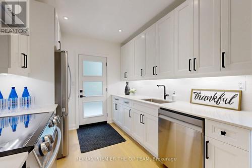 155 Northland Avenue, Toronto, ON - Indoor Photo Showing Kitchen