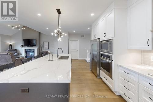 87 - 200 Kingfisher Drive, Mono, ON - Indoor Photo Showing Kitchen With Upgraded Kitchen