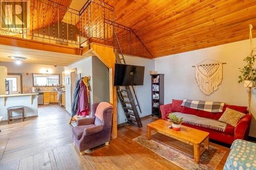 1099 Colclough Avenue, Fernie, BC - Indoor Photo Showing Living Room