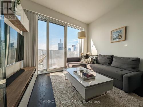 6103 - 100 Harbour Street, Toronto, ON - Indoor Photo Showing Living Room