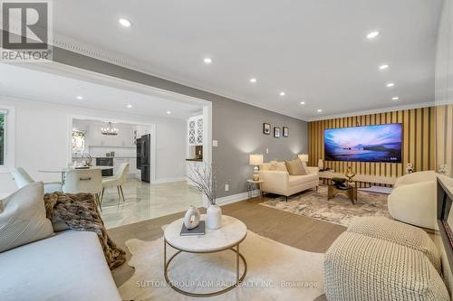 423 Mill Street, Richmond Hill, ON - Indoor Photo Showing Living Room