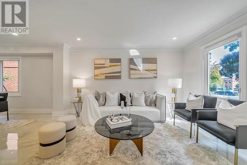 423 Mill Street, Richmond Hill, ON - Indoor Photo Showing Living Room