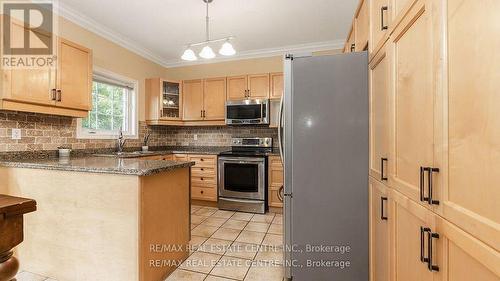 136 Van Scott Drive, Brampton (Northwest Sandalwood Parkway), ON - Indoor Photo Showing Kitchen