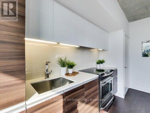 819 - 1190 Dundas Street E, Toronto (South Riverdale), ON - Indoor Photo Showing Kitchen