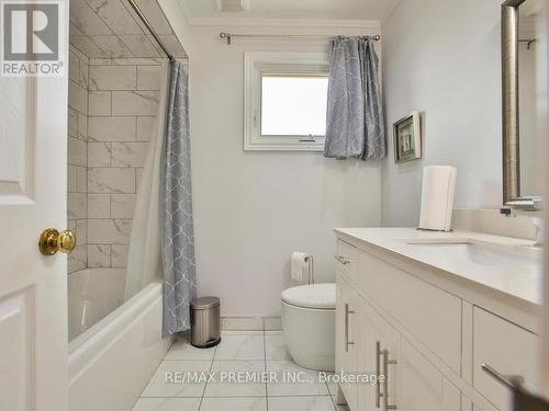 74 Links Road, Vaughan, ON - Indoor Photo Showing Bathroom