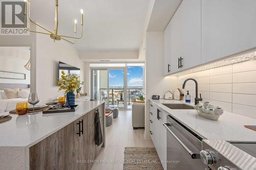 1523 - 9000 Jane Street, Vaughan, ON - Indoor Photo Showing Kitchen With Upgraded Kitchen