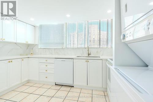 1406 - 3695 Kaneff Crescent, Mississauga, ON - Indoor Photo Showing Kitchen