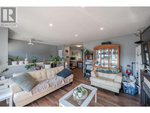 5806 89Th Street, Osoyoos, BC - Indoor Photo Showing Living Room