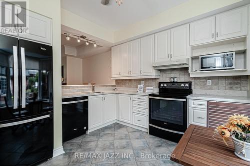 9 - 110 Mary Street W, Whitby (Downtown Whitby), ON - Indoor Photo Showing Kitchen