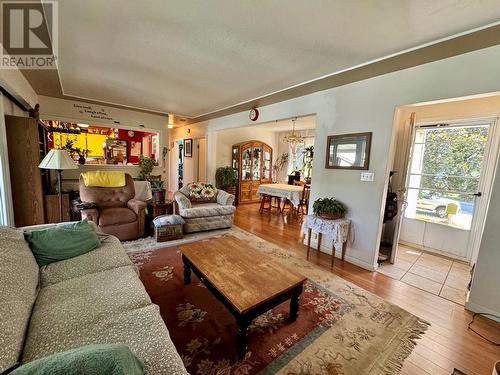 403 Conklin Avenue, Penticton, BC - Indoor Photo Showing Living Room