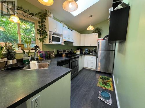 403 Conklin Avenue, Penticton, BC - Indoor Photo Showing Kitchen With Double Sink