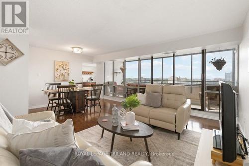 1001 - 389 Dundas Street, London, ON - Indoor Photo Showing Living Room