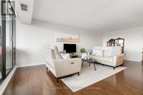 1001 - 389 Dundas Street, London, ON - Indoor Photo Showing Living Room