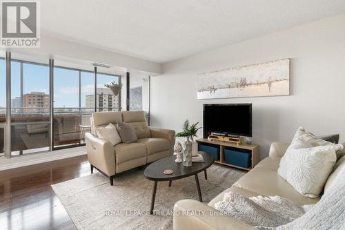 1001 - 389 Dundas Street, London, ON - Indoor Photo Showing Living Room