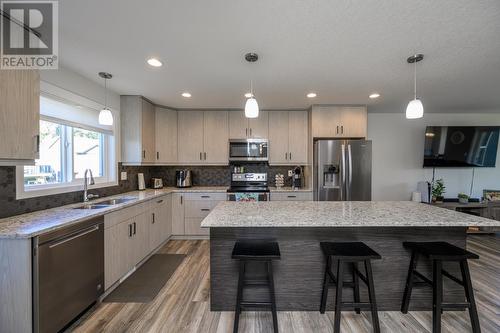 7639 Creekside Way, Prince George, BC - Indoor Photo Showing Kitchen With Double Sink With Upgraded Kitchen