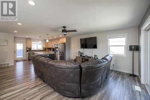 7639 Creekside Way, Prince George, BC - Indoor Photo Showing Living Room