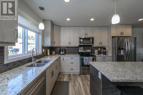 7639 Creekside Way, Prince George, BC - Indoor Photo Showing Kitchen With Double Sink With Upgraded Kitchen