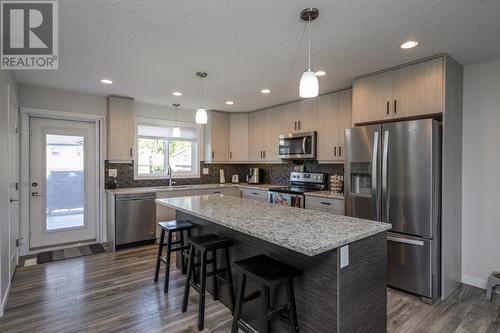 7639 Creekside Way, Prince George, BC - Indoor Photo Showing Kitchen With Upgraded Kitchen