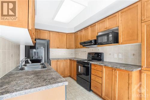 2013 Azalea Lane, Ottawa, ON - Indoor Photo Showing Kitchen With Double Sink