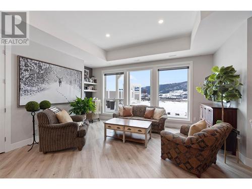 608 Mt Ida Crescent, Coldstream, BC - Indoor Photo Showing Living Room