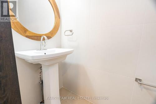 8 Campfire Court, Barrie, ON - Indoor Photo Showing Bathroom