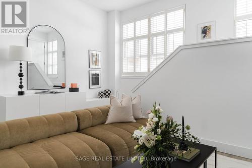 6 - 19 Dekoven Mews, Toronto, ON - Indoor Photo Showing Living Room