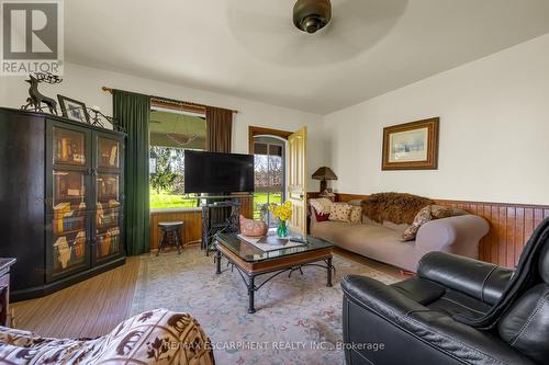 420 Ridge Road, Hamilton (Stoney Creek Mountain), ON - Indoor Photo Showing Living Room