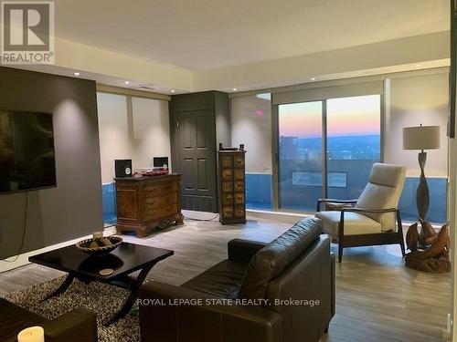 1703 - 67 Caroline Street S, Hamilton (Durand), ON - Indoor Photo Showing Living Room